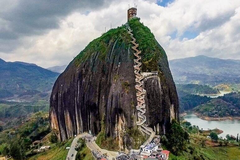 The stairway zigzagging up the Piedra del Pe&ntilde;ol above the Guatap&eacute; lakes